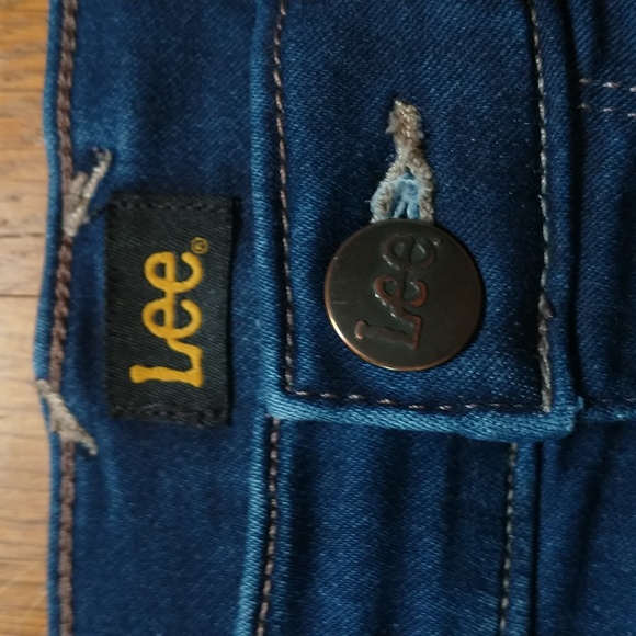 Amazon best seller Lee Women's Relaxed Fit Skirt, dark denim, size 6-8 - Picture 7 of 7